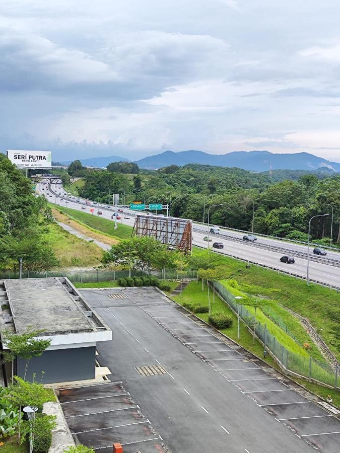 Putra 1 Pool Homestay Bandar Seri Putra Kampong Sungai Buah Eksteriør bilde
