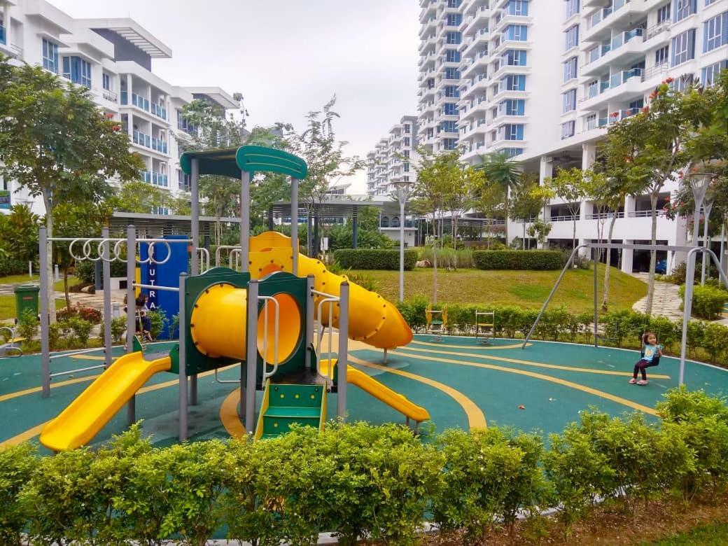 Putra 1 Pool Homestay Bandar Seri Putra Kampong Sungai Buah Eksteriør bilde